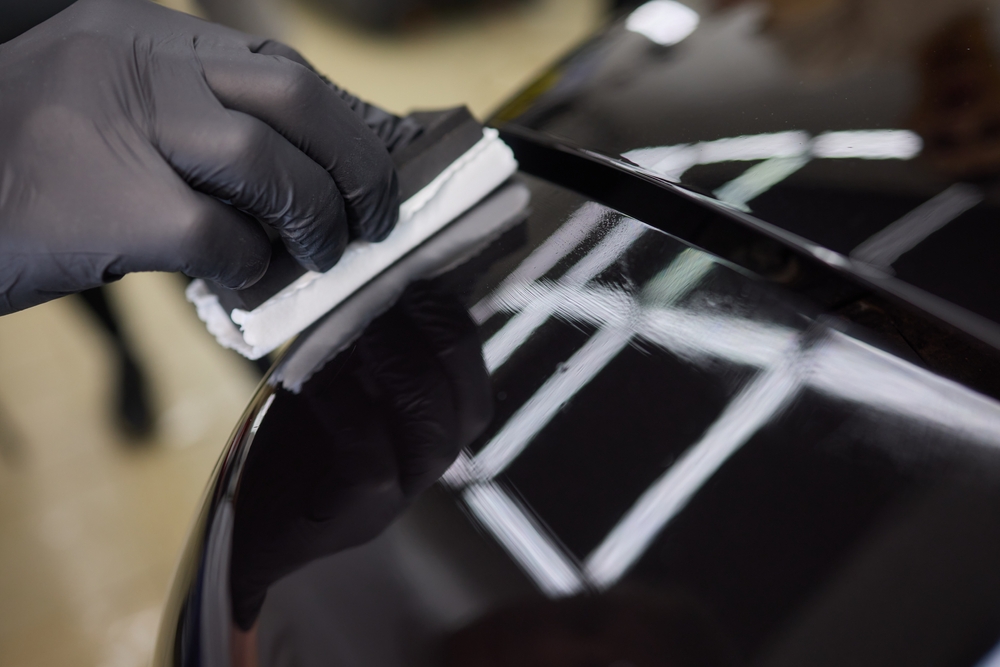 Man,Wearing,Black,Gloves,Applying,Ceramic,Coating,To,Car,Using